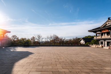 秋天中国扬州大明寺的鼓楼钟楼