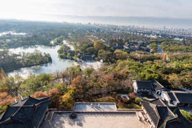 秋天俯瞰中国扬州大明寺景区的园林古建筑