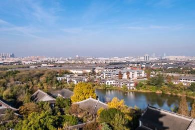 秋天俯瞰中国扬州大明寺景区的园林古建筑