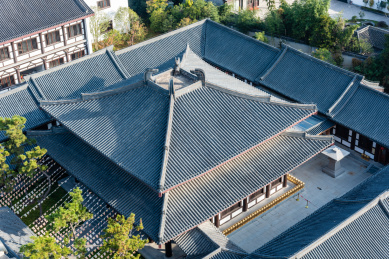 秋天俯瞰中国扬州大明寺景区的园林古建筑