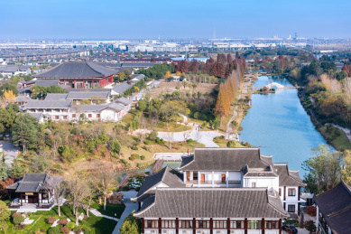 秋天俯瞰中国扬州大明寺景区的园林古建筑