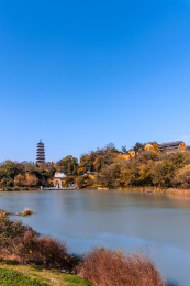 秋天远眺中国扬州观音山禅寺和大明寺栖灵塔