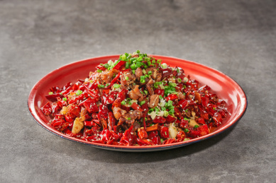 放在盘子里的辣子鸡丁