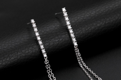 925银镶钻石流苏耳环饰品在黑色背景展示