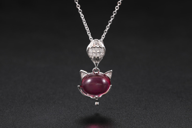 925银镶钻石狐狸吊坠饰品在黑色背景展示