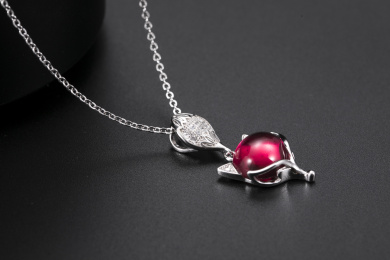 925银红宝石狐狸项链饰品在黑色背景展示