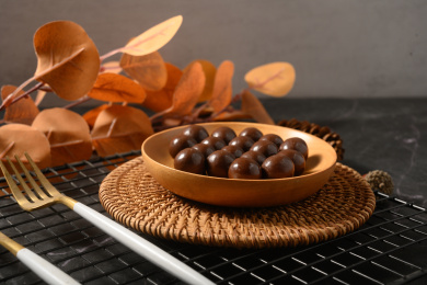 桌面上的盘子里的美味可口的巧克力