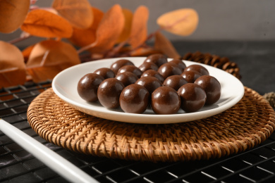 桌面上的盘子里的美味可口的巧克力