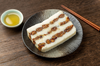 传统小吃江米红枣切糕特写木桌面