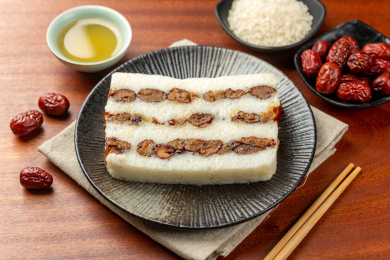 传统小吃江米红枣切糕特写木桌面