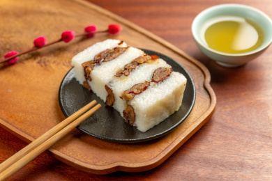 传统小吃江米红枣切糕特写木桌面