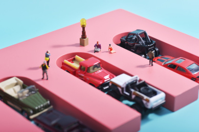 蓝色背景上的车模和小人偶喜欢逛车展的人