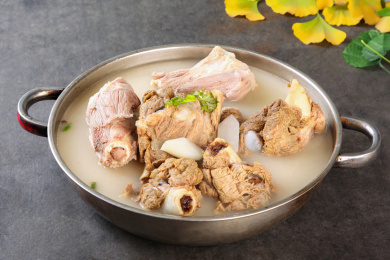 萝卜炖棒骨
