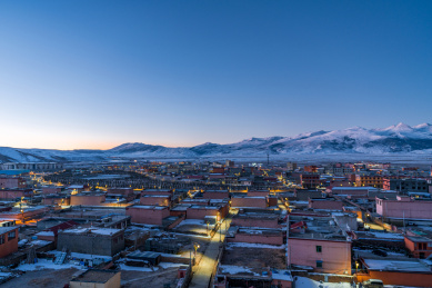 中国四川理塘县城夜景日出雪山自然风光