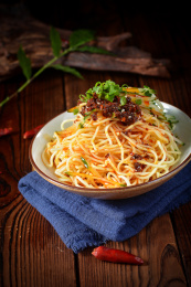 放在碗里的凉拌菜凉面