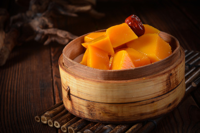 放在蒸笼里的蒸南瓜