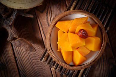 放在蒸笼里的蒸南瓜