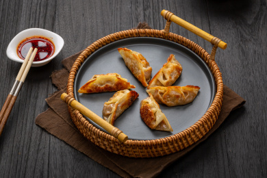 装在盘子里的煎饺