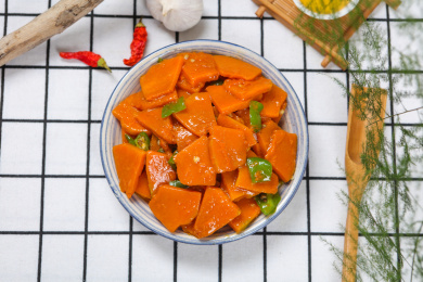 一盘家常美食菜肴尖椒炒南瓜