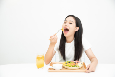 长发女生开心吃沙拉