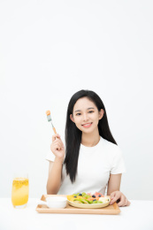 长发女生开心吃沙拉