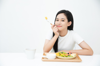 健康活力女生坐在餐桌前吃早餐