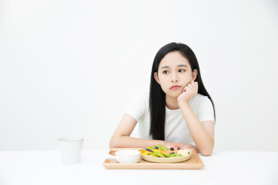 健康活力女生坐在餐桌前吃早餐