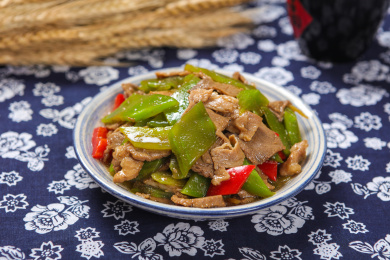 一盘家常菜青笋炒肉片