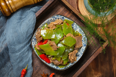 一盘家常菜青笋炒肉片