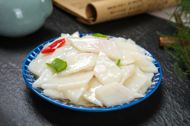 一盘青辣椒红辣椒素炒山药片