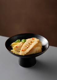 餐具里摆放的手剥笋