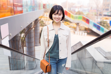 城市生活通勤途中的可爱女孩