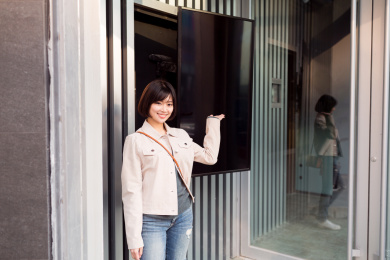 年轻女性休闲的城市生活