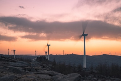 傍晚正在发电的风机