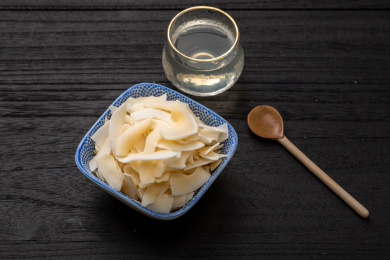 小碟子里的椰子脆片