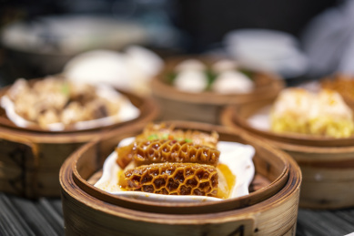 餐桌上各式各样的港式点心