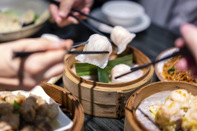 餐桌上各式各样的港式点心