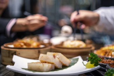 餐桌上各式各样的港式点心