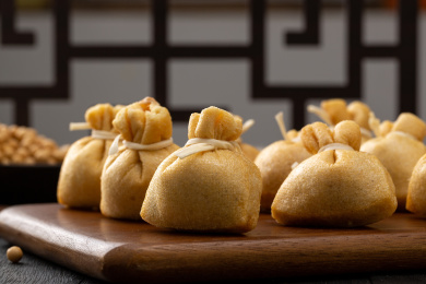 整齐摆放在托盘上的鱼子福袋