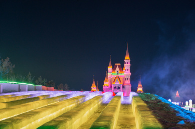 冬天夜晚五彩斑斓的冰灯