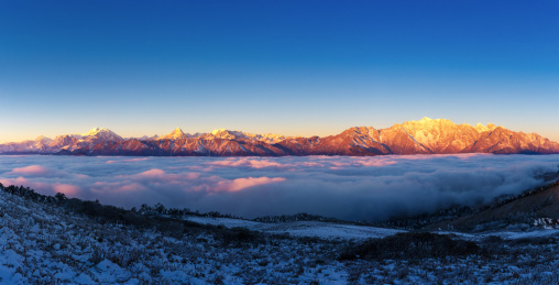 中国四川川西二郎山红岩顶冬季自然风光