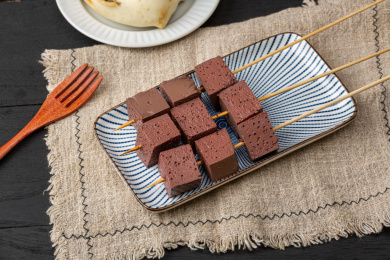 盘子里切成块的鸭血