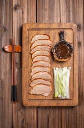 木纹桌上的烤鸭