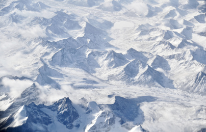 中国西藏高空俯瞰雪山连绵的高原