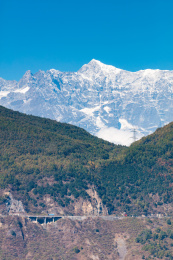 四川甘孜州泸定县318国道和田海子山