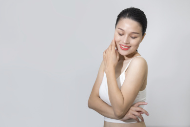 长头发东方女人形象的室内肖像特写