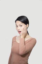 室内惊讶表情的长头发东方女人