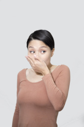 室内惊讶表情的长头发东方女人