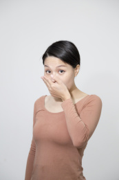 室内惊讶表情的长头发东方女人