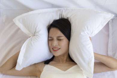 一个在床上睡不着的东方女人